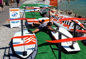 Regalo sportivo 22 : lezioni di windsurf, sup, foil, wing foil
